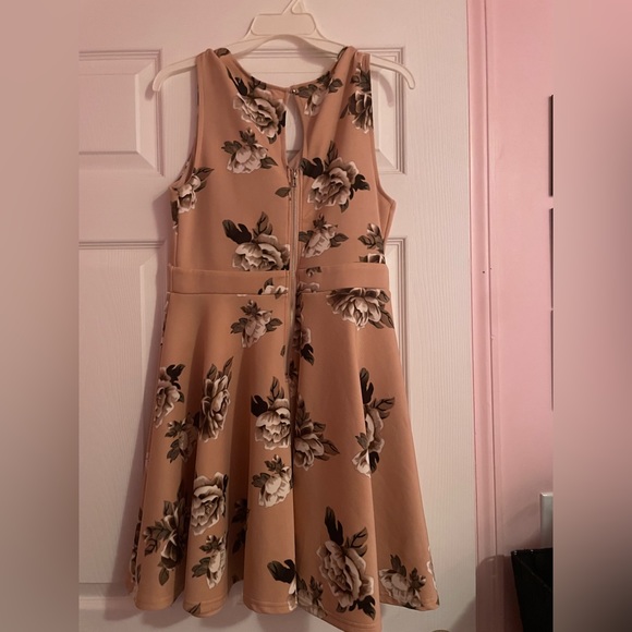 Short dress only wore once homecoming floral nude pink - Picture 2 of 2